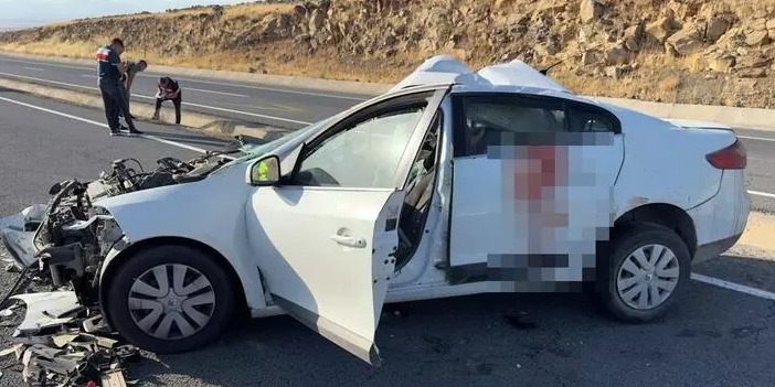 Elazığ’da otomobil kamyonete arkadan çarptı! 2 ölü