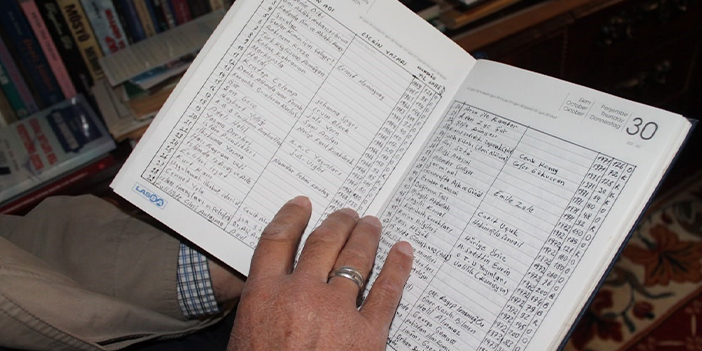Bayburt'ta emekli öğretmen okuduğu kitapların kaydını tutuyor 