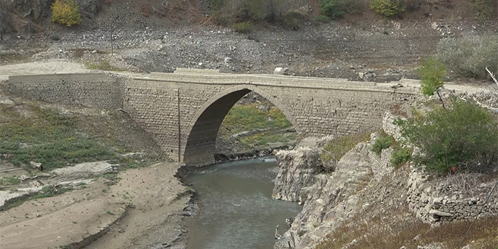 Torul Barajı'nda sular çekildi! Tarihi köprü gün yüzüne çıktı
