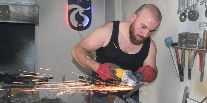 Trabzon'da üç kardeş el işçiliğiyle kılıç üretiyor