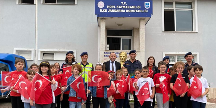 Artvin'de jandarma ekipleri okulları ziyaret ediyor