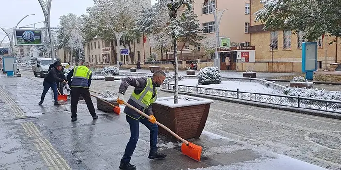 Bayburt'ta ekipler karla mücadele çalışmalarını sürdürüyor