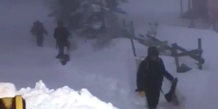 Trabzon'da karda mahsur kalan ailenin yardımına belediye ekipleri yetişti