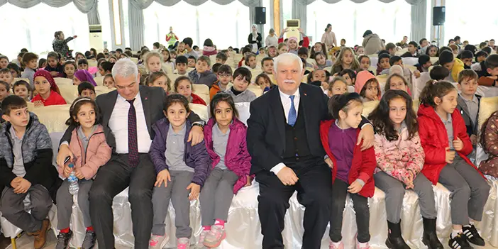 Trabzon'da ilkokul öğrencileri tiyatro izledi