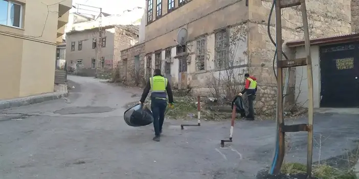 Bayburt'ta genel çevre temizliği için ekipler titizlikle çalışıyor 