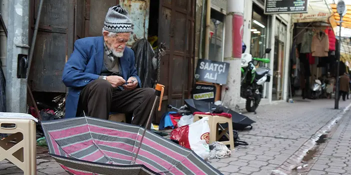 Samsun'da tek kalan şemsiye tamircisi 70 yılı aşkındır çalışıyor 