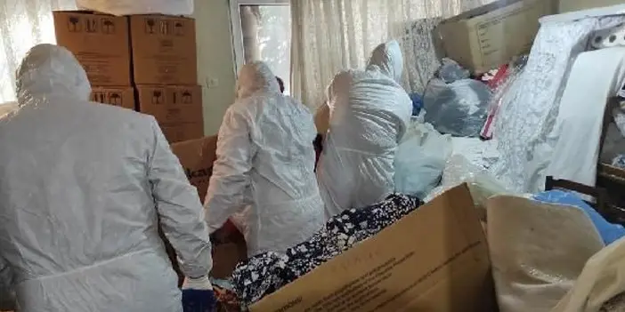 Eskişehir'de anne ile oğlunun yaşadığı evden 45 ton çöp çıktı