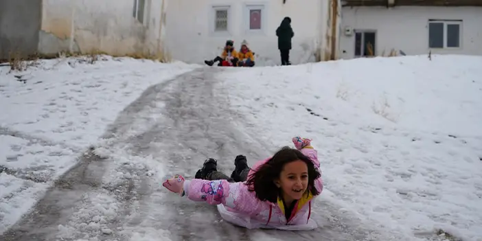 Bayburt'a yılın ilk karı düştü! Çocuklar doyasıya eğlendi