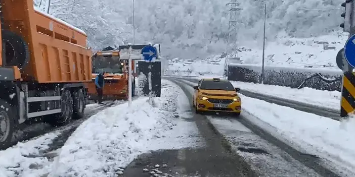 Artvin'de kar yağışı olumsuz etkiledi! Trafik aksadı