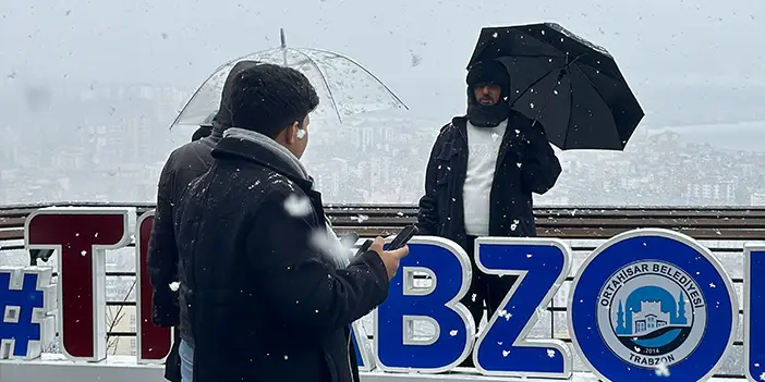 Karadeniz bölgesinde kar yağışı etkili oldu! 343 yol ulaşıma kapandı
