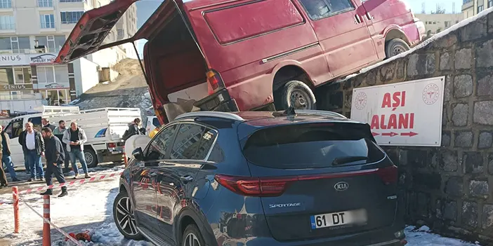 Trabzon'da buzlanma tehlike saçtı! Kayan minibüs otomobilin üzerine düştü