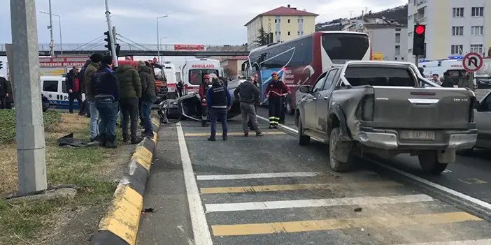 Trabzon'da feci kaza! Önce kamyonete sonra refüje çarptı, 5 yaralı