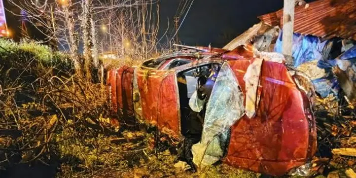 Samsun'da ağaca çarpan otomobil evin bahçesine düştü! 1 ölü 1 yaralı 