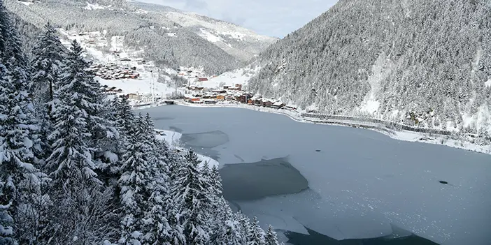 Trabzon'da soğuklar etkisini gösterdi! Uzungöl buz tuttu