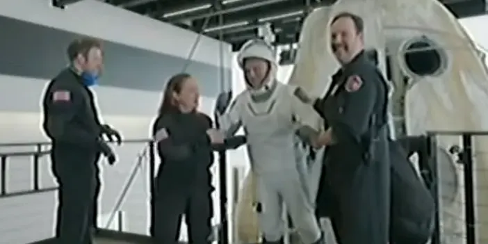canli-turkiyenin-ilk-astronotu-gezeravci-dunyaya-dondu.webp
