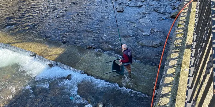 Artvin'de keyfine düşkün balıkçı sosyal medyada gündem oldu