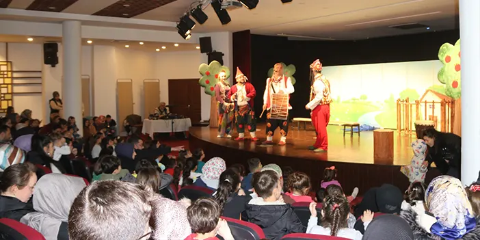 'Bana Bir Masal Anlat' çocuk tiyatrosu Akçaabat'ta sahnelendi
