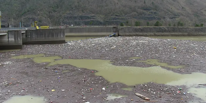Artvin'deki sel Muratlı Baraj Gölü'nü çöplüğe çevirdi