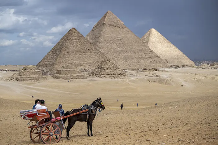 misir-piramitleri-cekim-noktasi-149-milyon-turisti-agirladi-2-003.webp