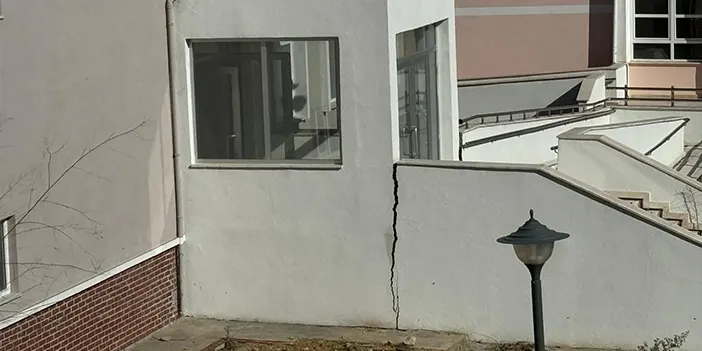 Samsun'da yeni yapılan okulda deprem görmüş gibi hasar oluştu