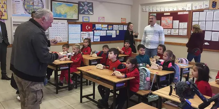 Trabzon'da ilkokul öğrencilerine tahta oyuncak dağıtıldı