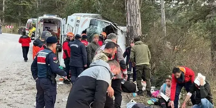 Bolu'da freni boşalan minibüs devrildi! Yaralılar var