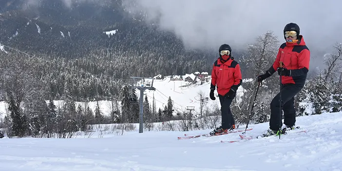 Artvin'de kayakseverler karın tadını çıkarıyor