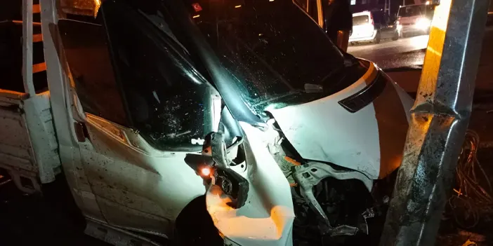 Dur ihtarına uymayan Trabzon plakalı araç direğe çarptı! Sürücü gözaltına alındı 