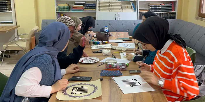 Gümüşhane'de üniversite öğrencileri Hüsn-i Hat sanatını öğreniyor