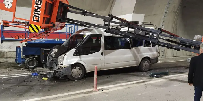 Artvin'de feci kaza! İşçilerin bulunduğu asansöre minibüs çarptı