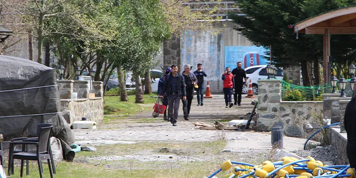 Trabzon'da somon kafesleri yırtıldı! Oltasını kapan sahile koştu