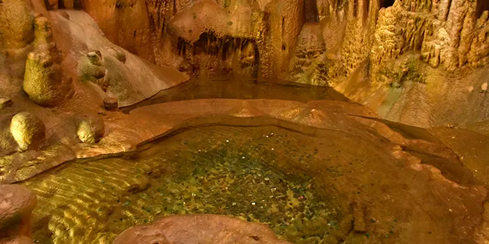 Gümüşhane'deki Karaca Mağarası bayram tatilinde ziyaretçilerini ağırlıyor