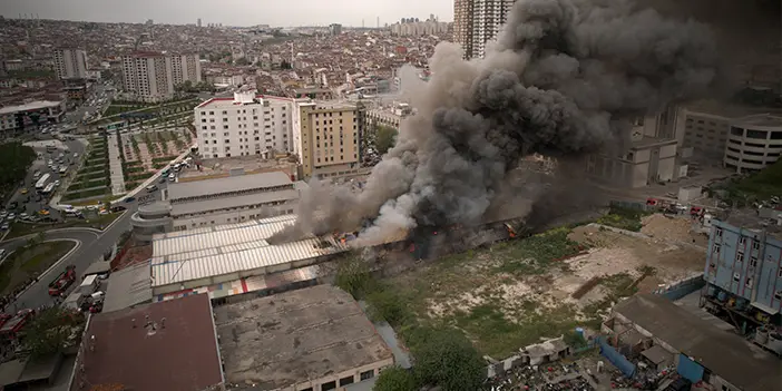 İstanbul'da fabrika yangını! Alevler dron ile görüntülendi