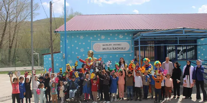 Bayburt'ta Jandarmadan köy okulu çocuklarına yürek ısıtan 23 Nisan sürprizi