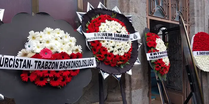 CHP Trabzon eski İl Başkanı Cafer Hazaroğlu’nun cenazesinde dikkat çeken çelenkler