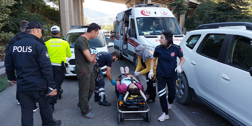 Sağlık çalışanlarının bulunduğu otomobil kamyonla çarpıştı: 2'si hemşire 3 yaralı