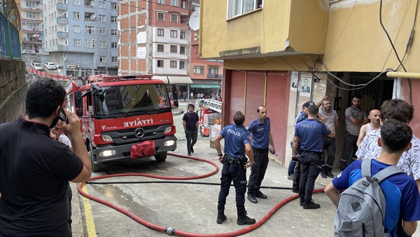 Rize'de korkutan yangın! 4 kişi mahsur kaldı
