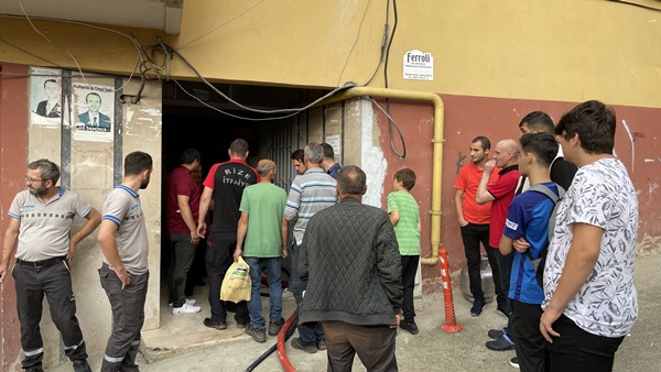 Rize'de korkutan yangın! 4 kişi mahsur kaldı