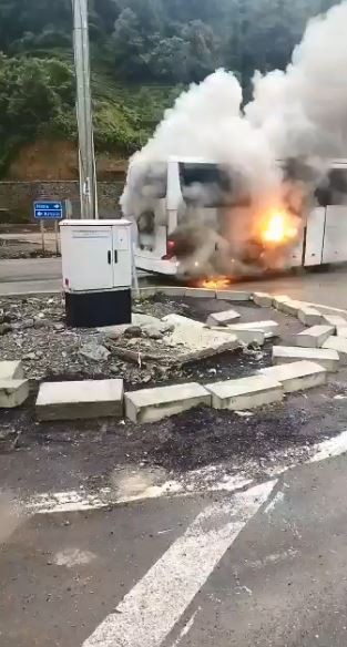 Artvin'de yolcu otobüsü yandı! Yolcular şoförü suçladı