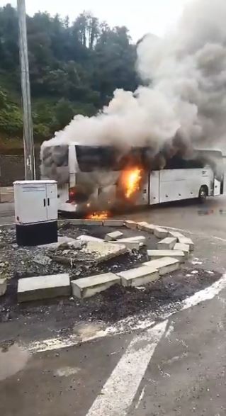 Artvin'de yolcu otobüsü yandı! Yolcular şoförü suçladı