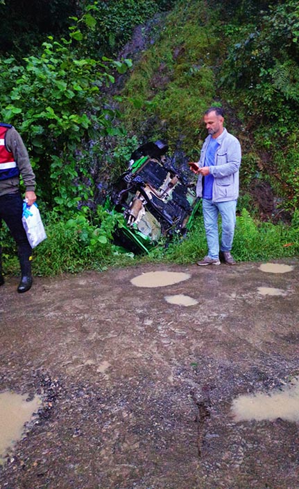 Trabzon'da araç uçurumdan yuvarlandı! Acı haber geldi