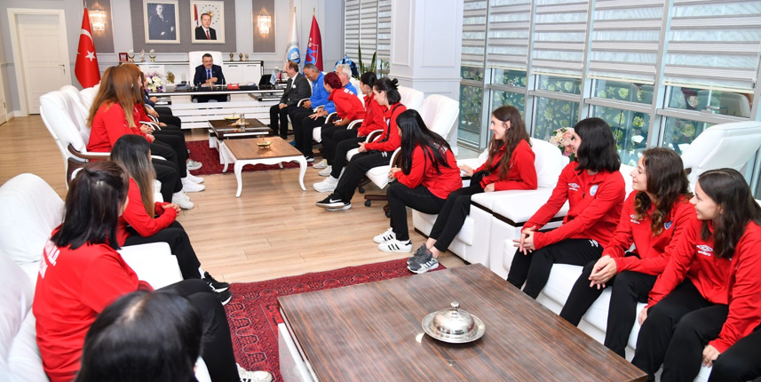 Ahmet Metin Genç, Kadın Hentbol Takımı'nı kabul etti