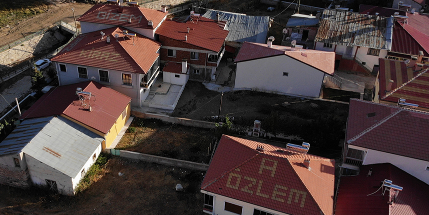 Bu köydekiler sevdiklerinin isimlerini çatılara yazıyor