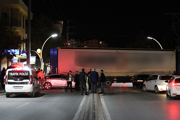 Kocaeli'de arızalanan tır caddeye daldı! Biri Trabzon plakalı 7 araca çarptı