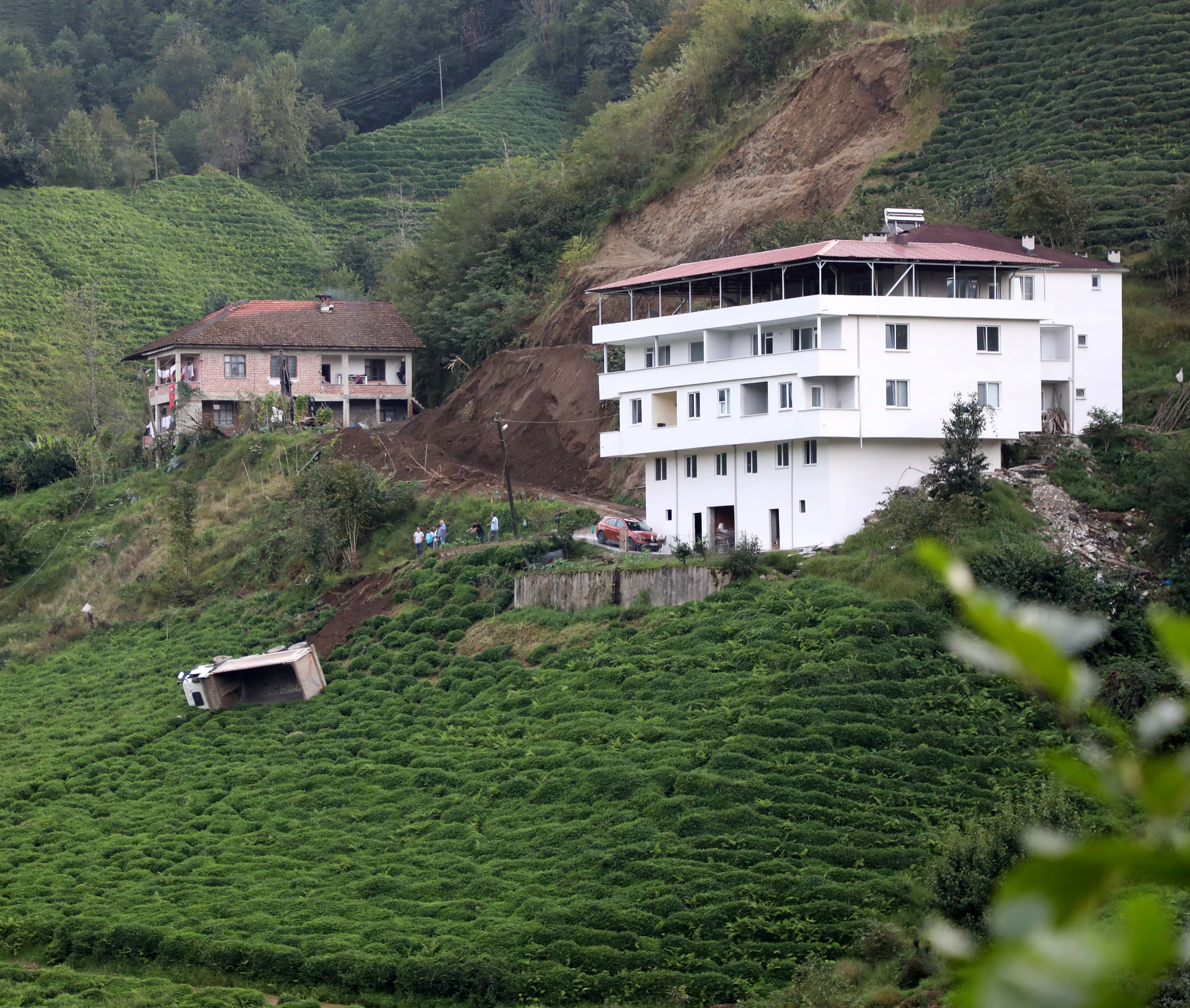 Rize'de Trabzon plakalı hafriyat kamyonu devrildi