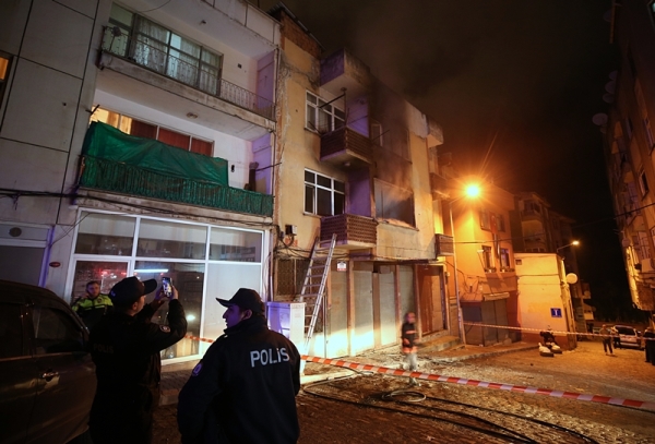 Trabzon'da korkutan yangın! Yaşlı kadın merdivenle kurtarıldı