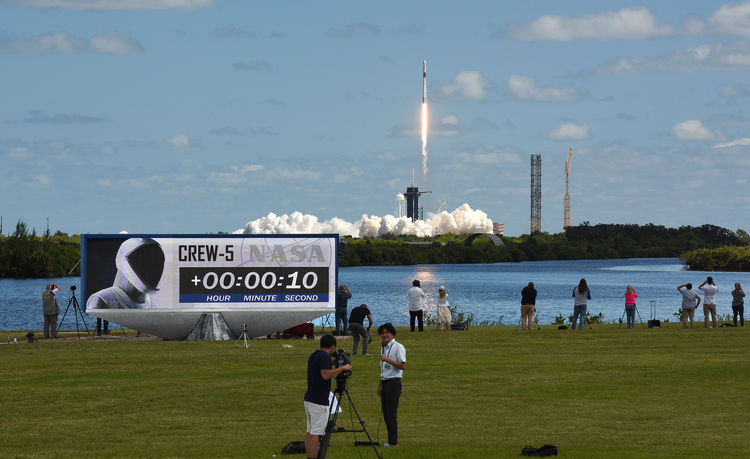 NASA'nın Crew 5 astronotlarını taşıyan SpaceX üretimi roketi fırlatıldı