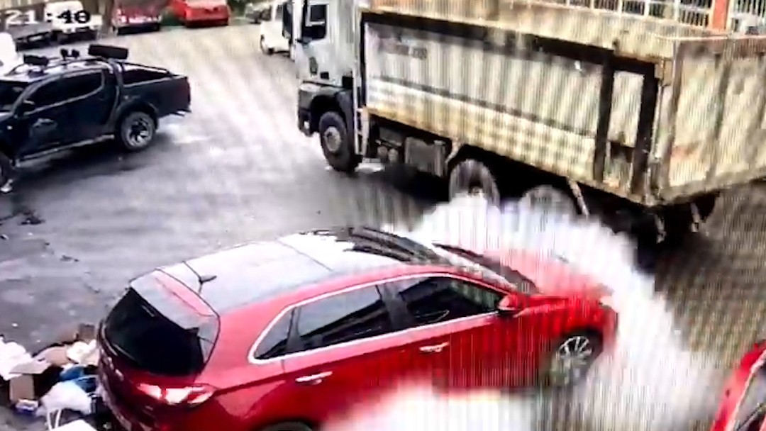 Rize'de lastiği patlayan kamyon park halindeki araca zarar verdi