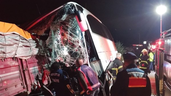 Giresun'a giden yolcu otobüsü tır ile çarpıştı! 2 ölü 20 yaralı