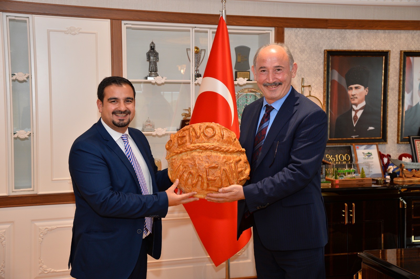 Fransız belediye başkanı Trabzon'da Vakfıkebir ekmeğini şaşkınlıkla karşıladı